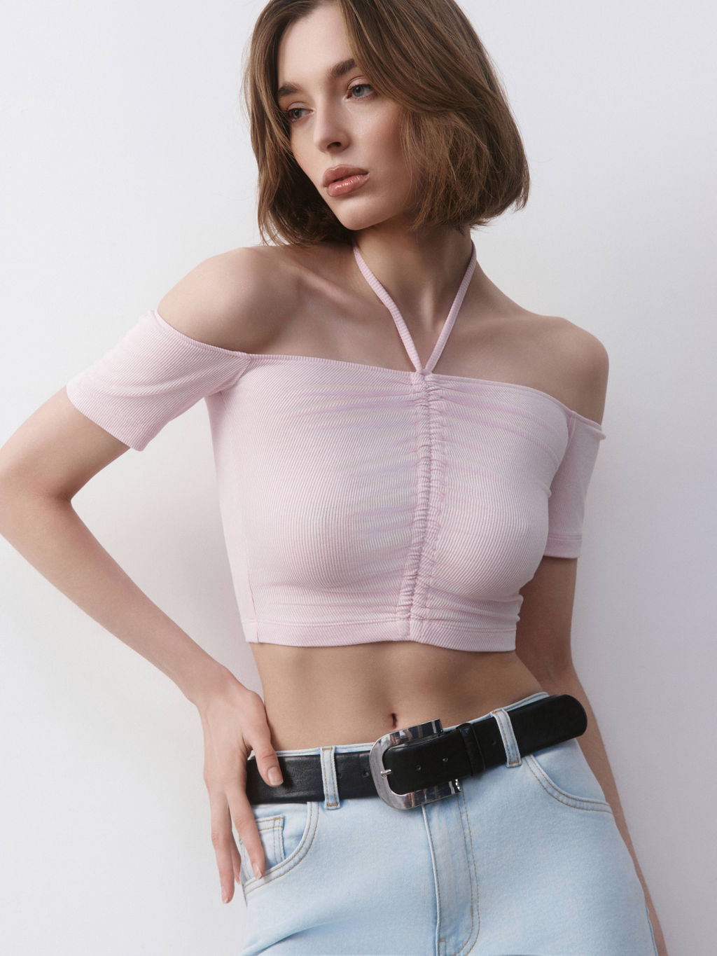 CONTE Укороченный топ в рубчик с отрытыми плечами и сборкой LD 2632 pink diamond - Conte elegant фото 6