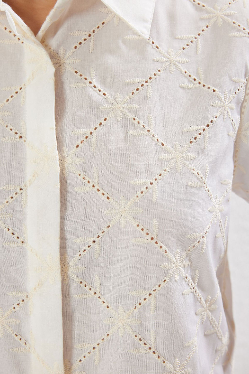 TRENDYOLMILLA Beyaz Brode Kumas K?sa Kol Regular Normal Kal?p Dokuma Crop Gomlek TWOSS25GO00082 фото 5