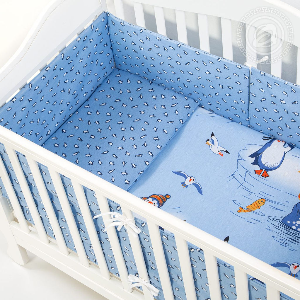 Пингвиния Набор для новорожденных Пингвиния/Борта:6шт; Подушка:1 шт-40*60; Наволочка(клапан):1шт.-40*60; Простыня на резинке:1шт.-120*60; Одеяло:1шт.-110*90; Пододеяльник:1шт.-110*90 Набор в кроватку (бязь) - Артпостелька фото 2