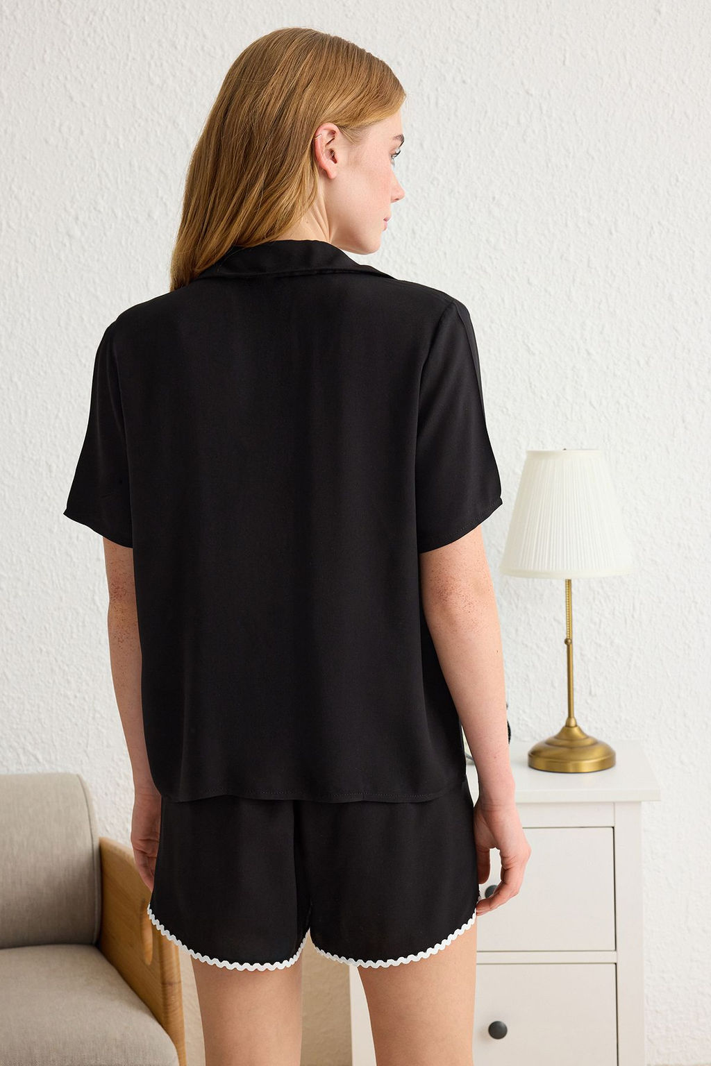 Trendyolmilla Siyah Serit Detayl? Viskon Sortlu Dokuma Pijama Tak?m? THMSS25PT00049 фото 5