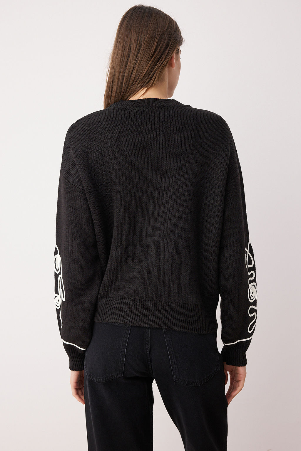 Ekru Oversize/Genis Kal?p Kol Islemeli Triko Kazak TWOAW26KZ00037 - Trendyolmilla фото 16