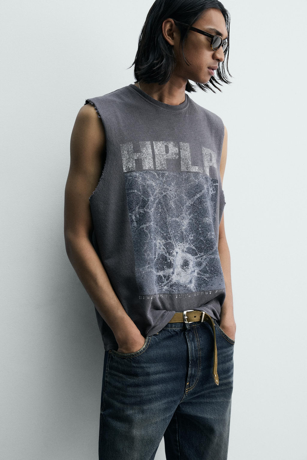CAMISETA TANK PUNTO LAVADO ESTAMPADO / Gris azul