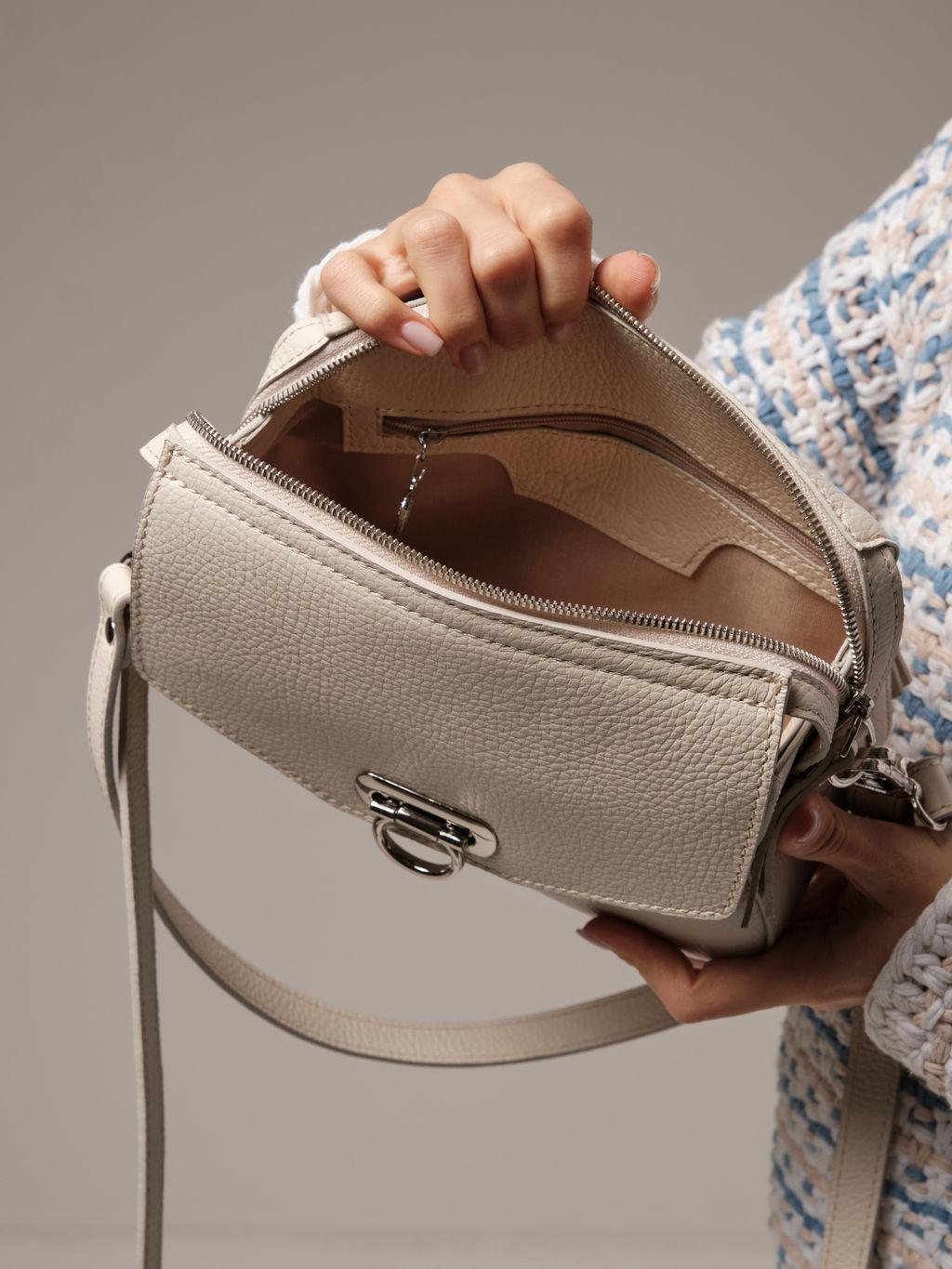 Сумка кожаная через плечо Azaro 3684 ванильное молоко