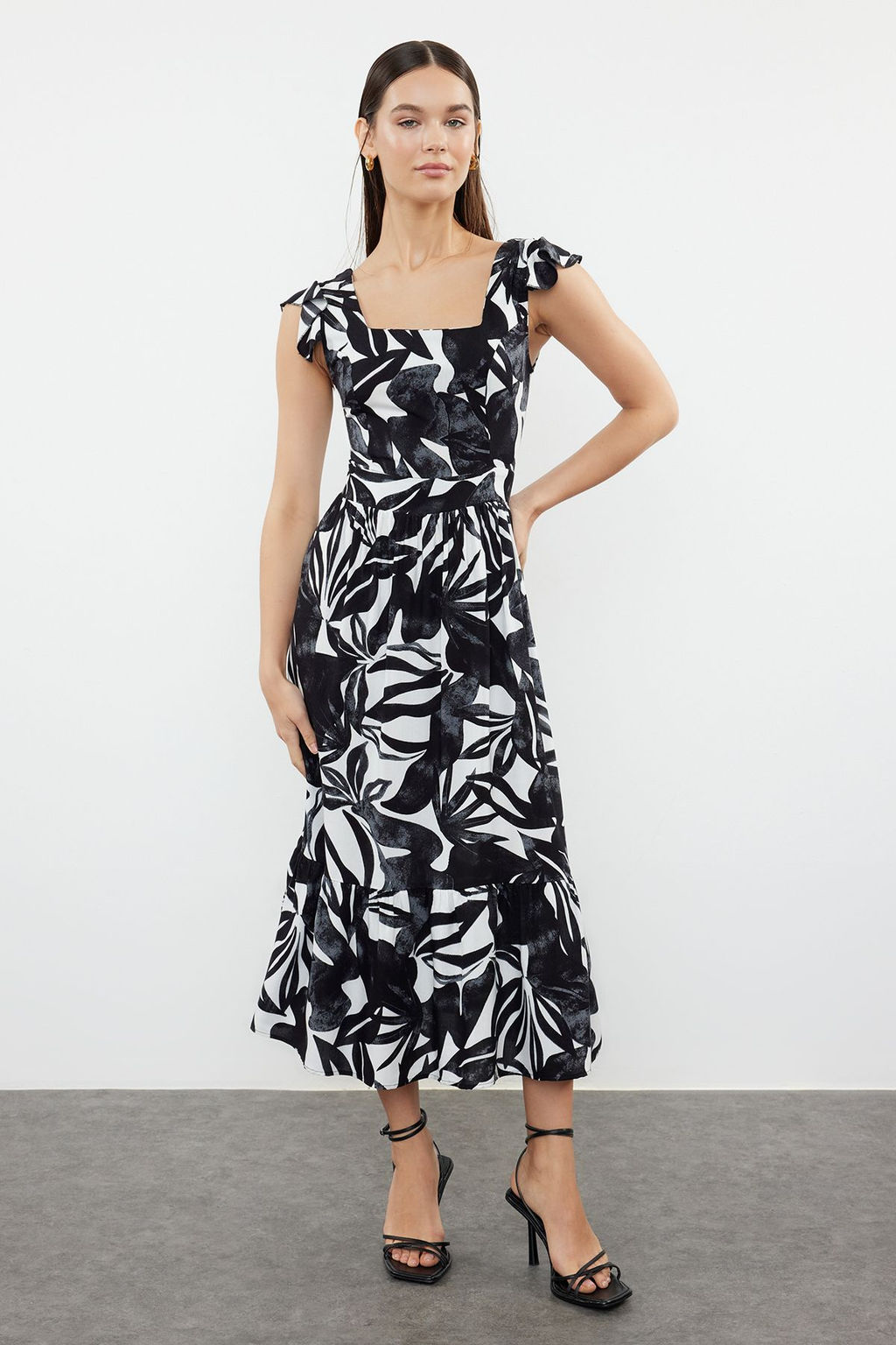 TRENDYOLMILLA Lacivert Cicek Desenli Kare Yaka A Kesim Viskon Midi Dokuma Elbise TWOSS20EL3331  фото 5