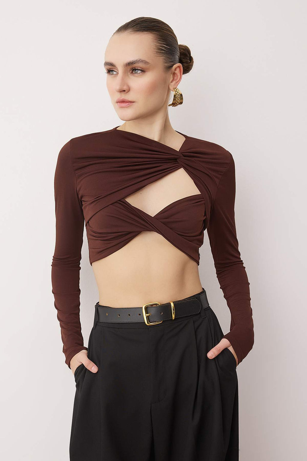 Trendyolmilla Siyah Crop Astarl? Pencere/Cut Out Detayl? Bluz TPRAW23BZ00030  фото 10