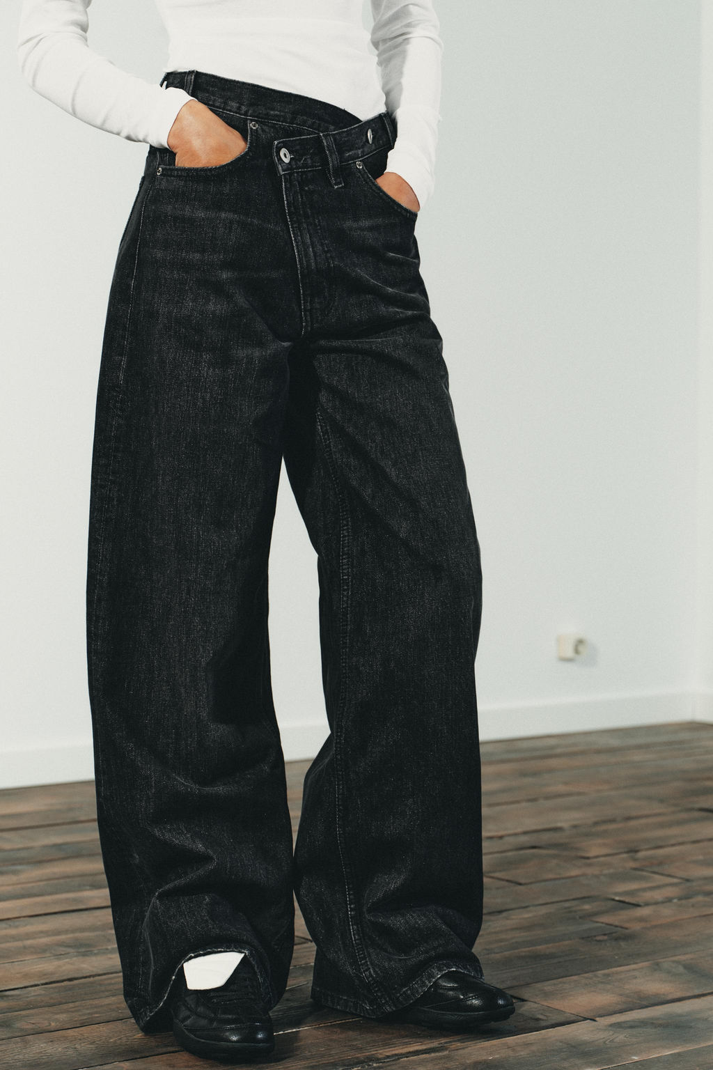 JEANS TRF WIDE LEG CINTURA CRUZADA TIRO ALTO / Negro - Zara фото 2