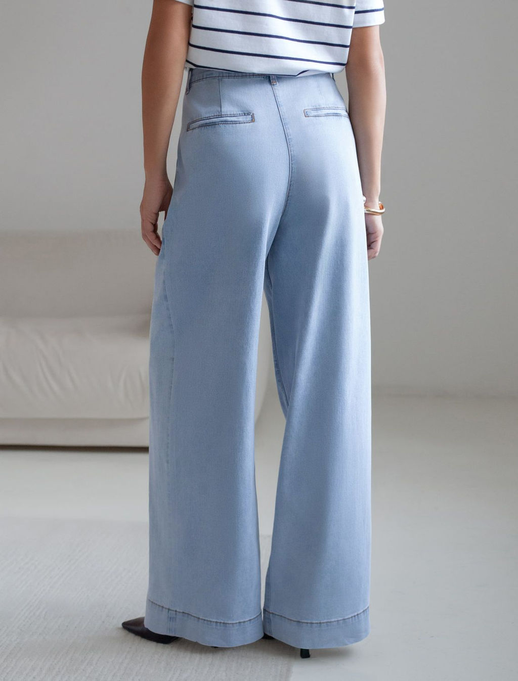 Широкие джинсы с защипами из облегченного денима