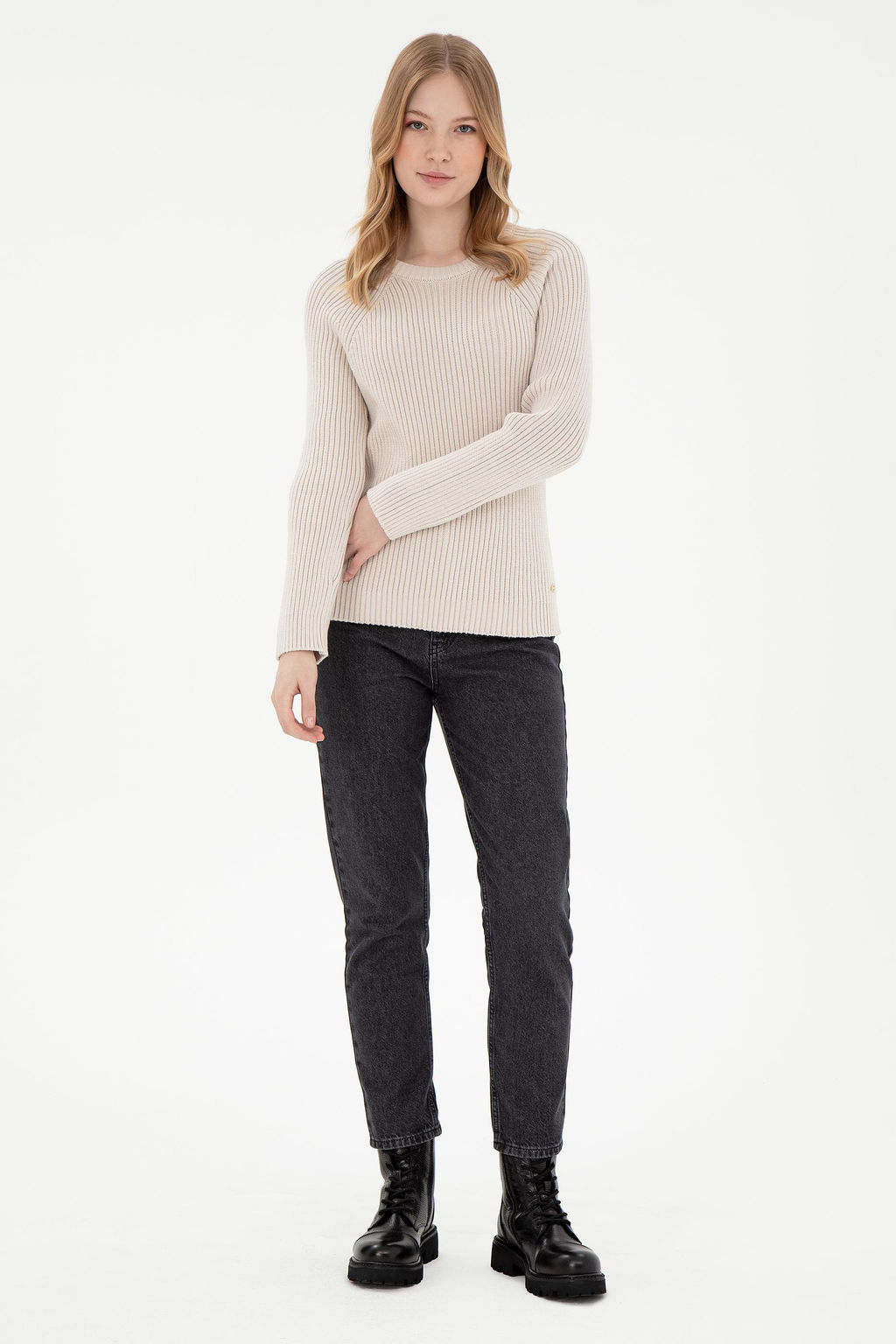 Женский кремовый свитер с круглым вырезом Неожиданная скидка в корзине