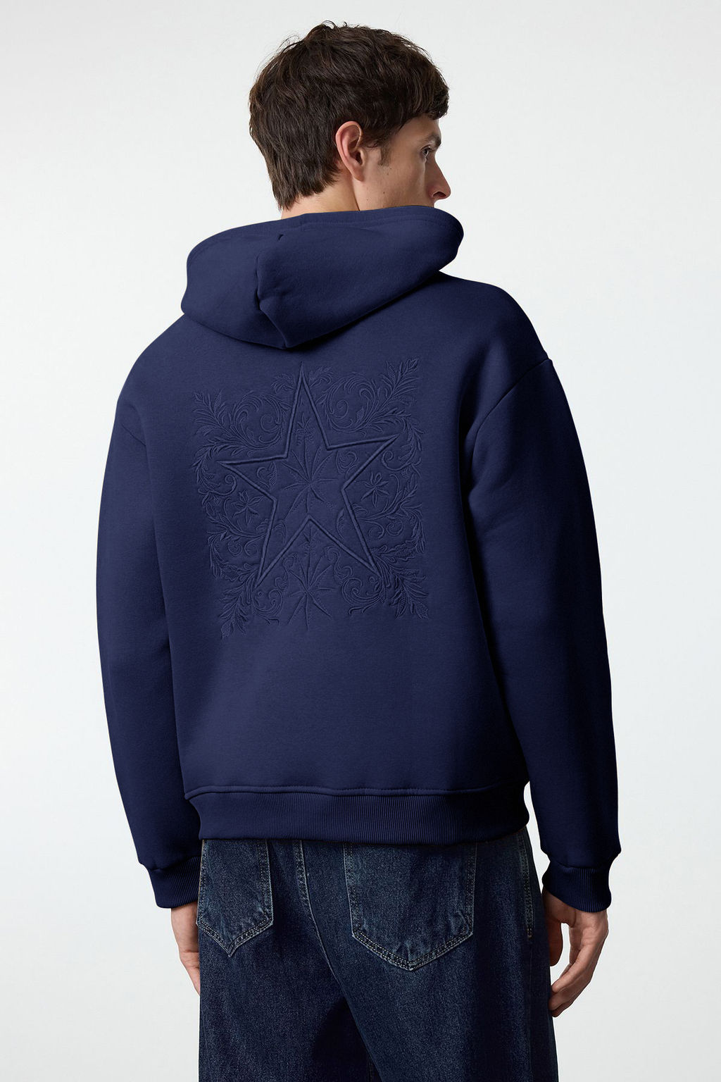 Lacivert Oversize/Genis Kesim S?rt? Nak?s Detayl? Kapusonlu Sweatshirt TMNAW25SW00142