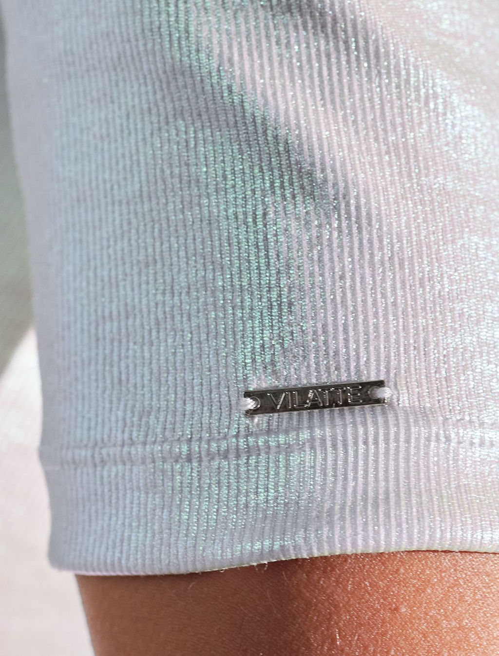 Футболка облегающая из хлопка в рубчик с U вырезом и матовым покрытием металлик