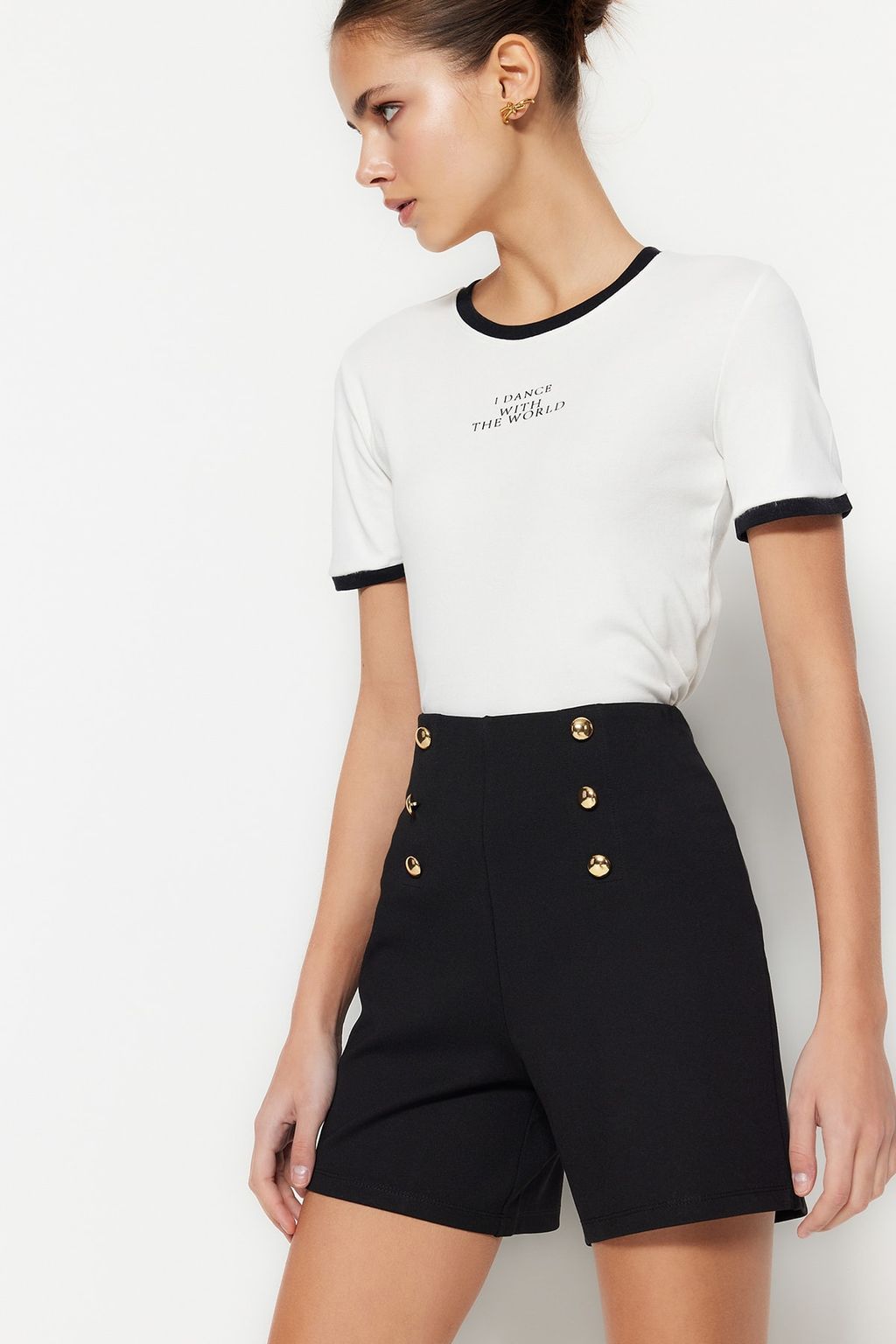 TRENDYOLMILLA Siyah Gold Dugme Detayl? Yuksek Bel Interlok Smart Orme Sort TWOSS23SR00116