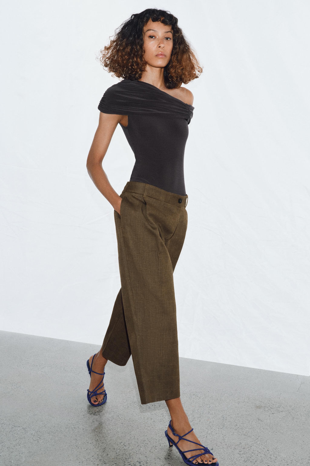 PANTAL?N CROPPED PINZAS ZW COLLECTION / Khaki - Zara фото 3