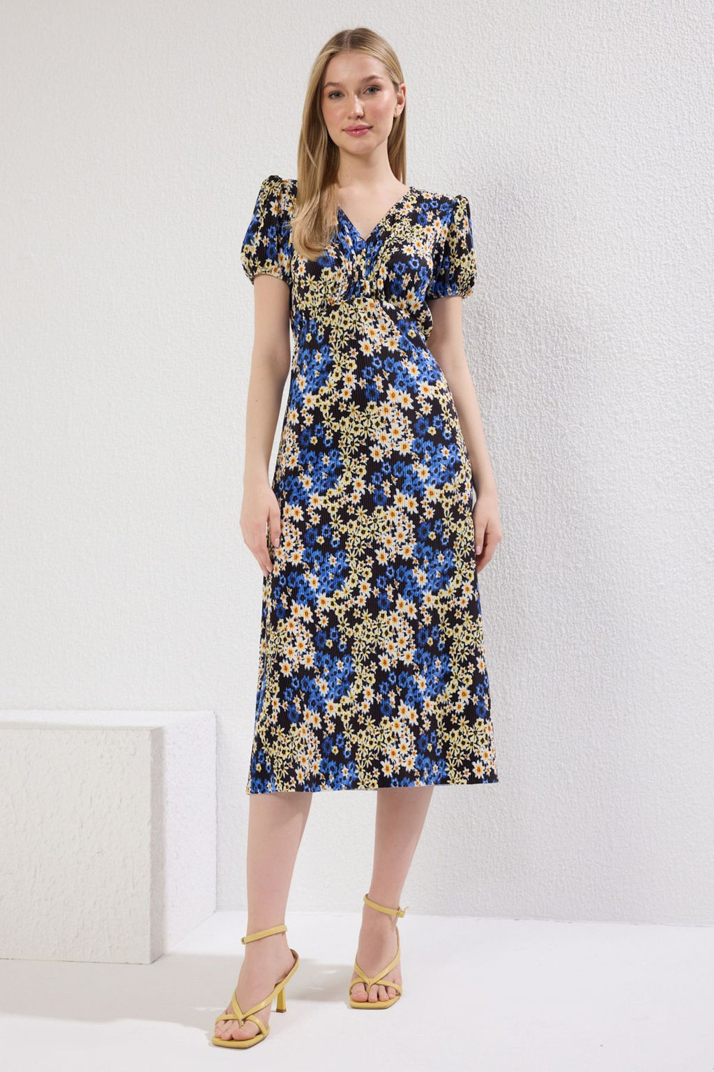 Indigo Cicekli Piliseli Shift/Duz Kesim Midi Orme Elbise TWOSS25EL00087