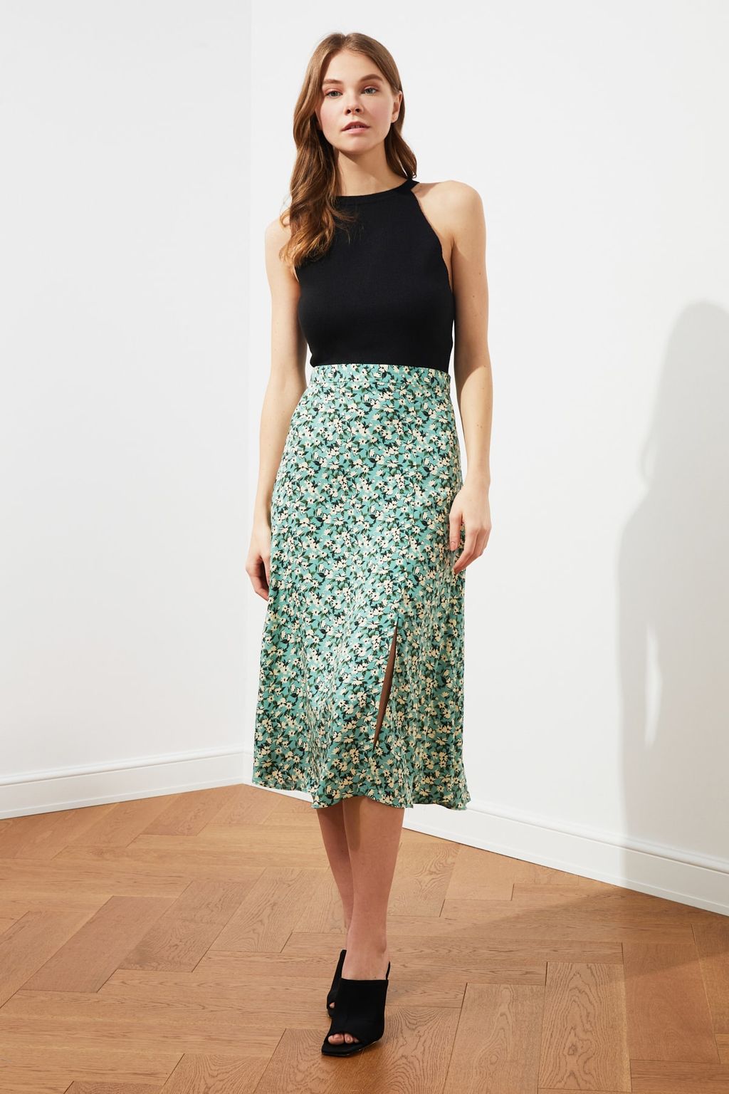 TRENDYOLMILLA Siyah Y?rtmac Detayl? Cicek Desenli Viskon Kumasl? Midi Dokuma Etek TWOSS20ET0230 фото 11