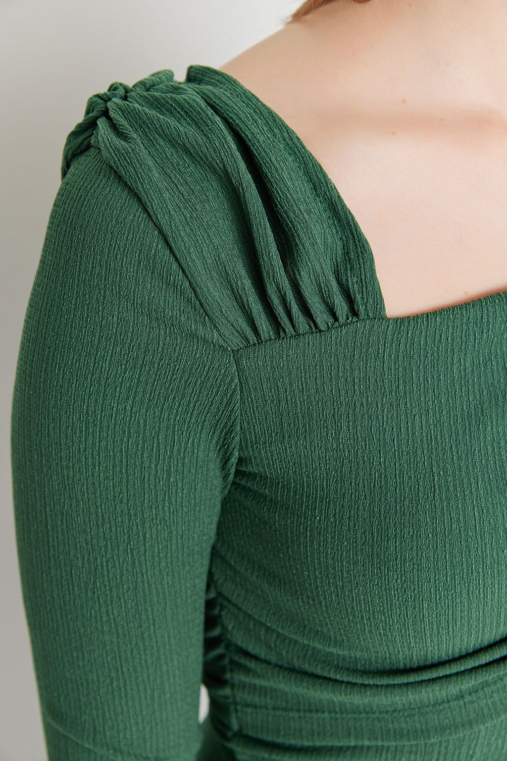 TRENDYOLMILLA Zumrut Yesili Asimetrik Yaka Drapeli Fitted/Vucuda Oturan Burumcuk C?tc?tl? Orme Body TWOAW23BD00043 фото 4