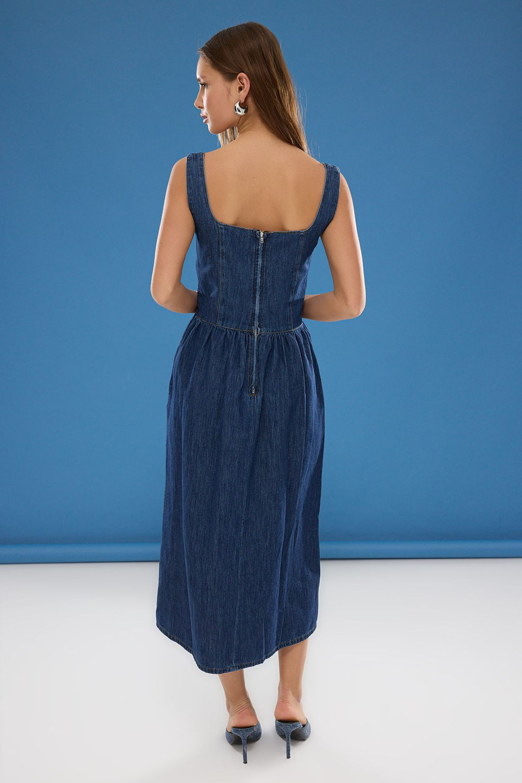 TRENDYOLMILLA Koyu Mavi Volanl? Midi Denim Elbise TWOSS25EL00010  фото 4