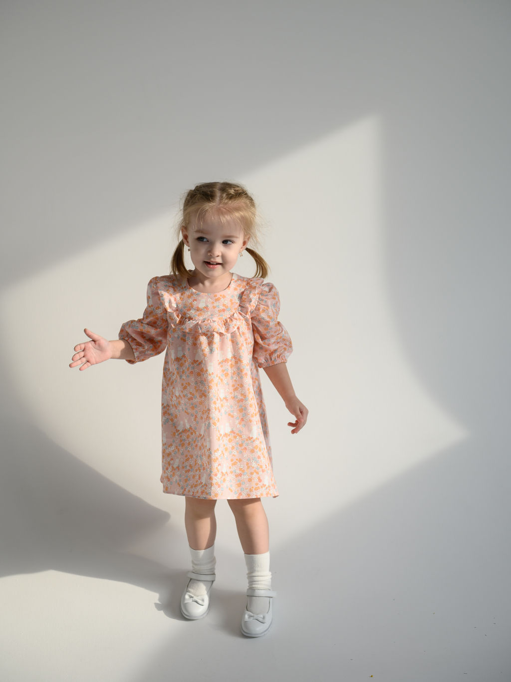 Платье из хлопкового поплина зайчики в цветах, розовый - Lesi kids фото 8