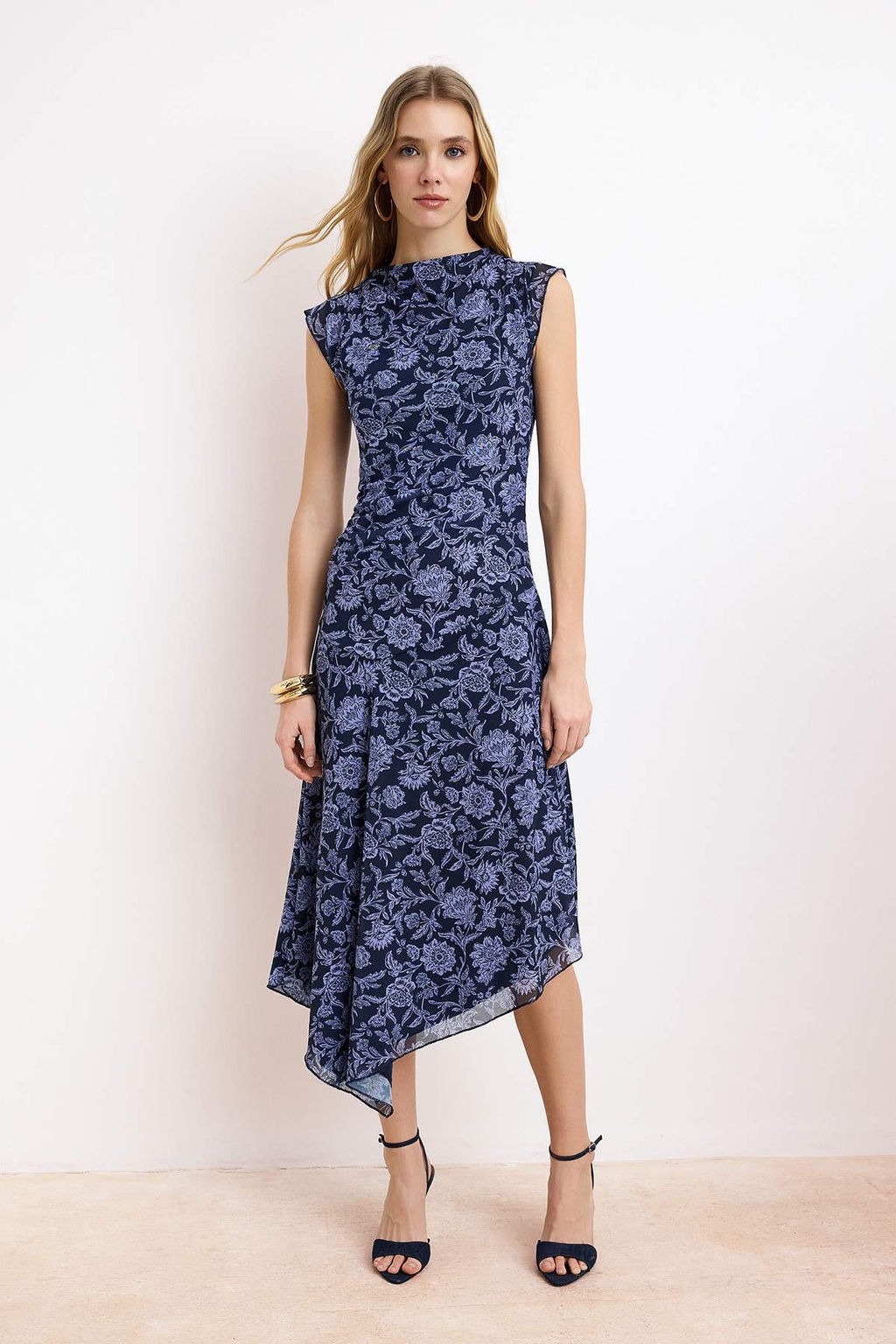 Cok Renkli Bask?l? Belden Ac?lan Kay?k Yaka Kolsuz Buzgulu Maxi Tul Orme Elbise TWOSS26EL00028