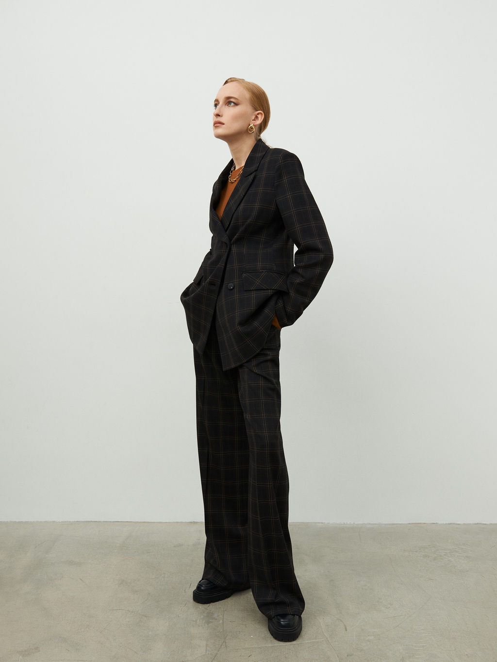 Темно-коричневые брюки в клетку