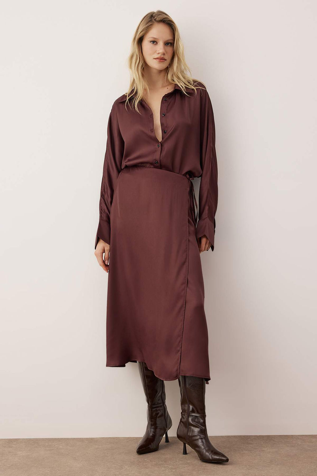 Vucut Secmeyen Kahverengi Baglama Detayl? Dokuma Saten Midi Etek TWOAW26ET00121 - Trendyolmilla фото 2