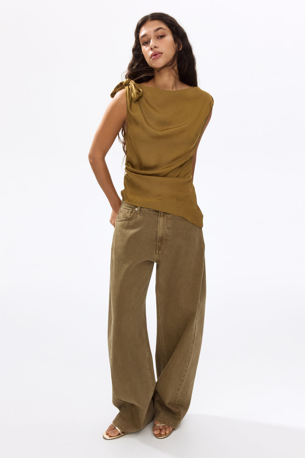 Top asim?trico con lazada - H&m фото 9