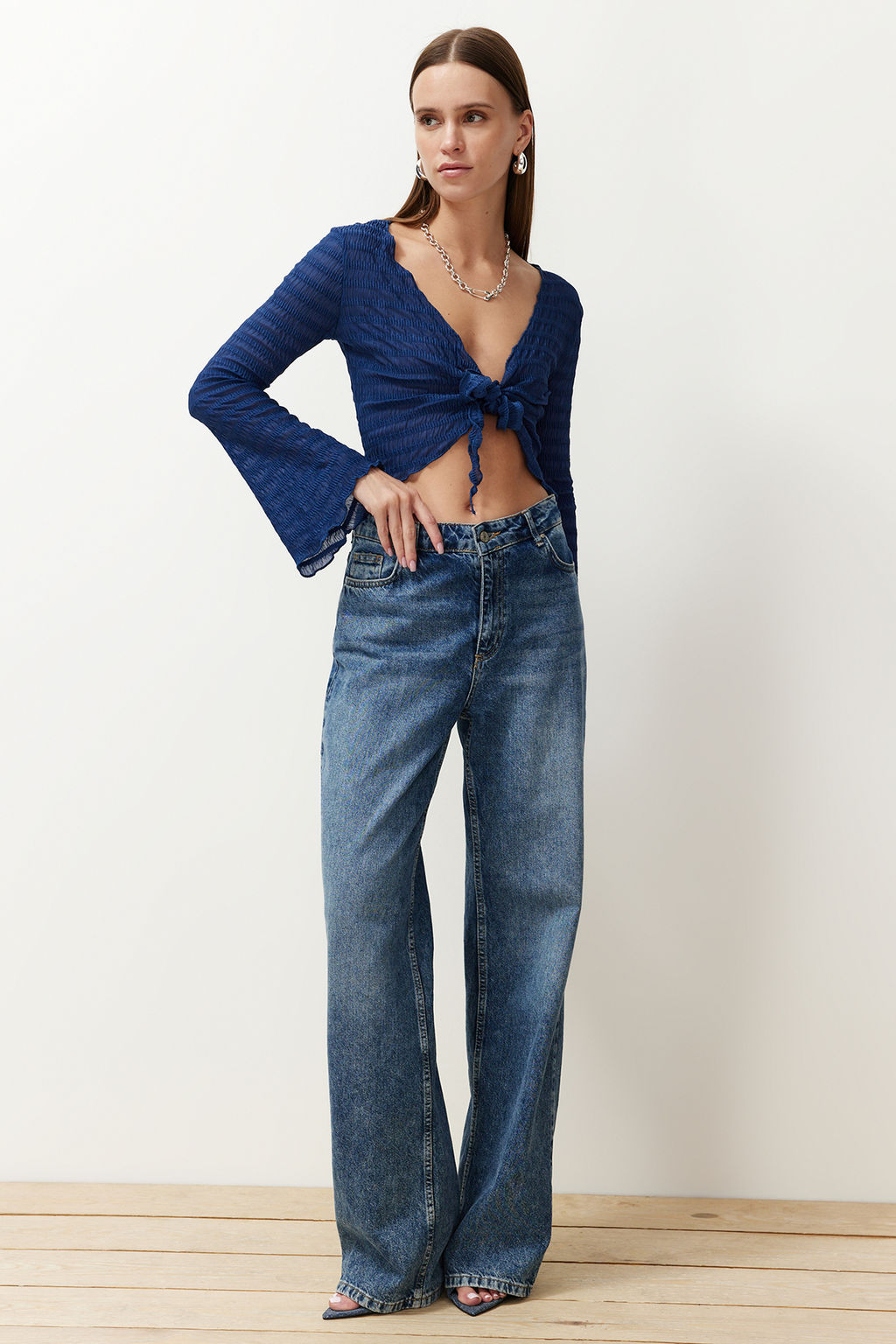 Trendyolmilla Ekru Premium Dokulu Fitted/Vucuda Oturan Baglama Detayl? Esnek Orme Bluz TWOSS24BZ00015