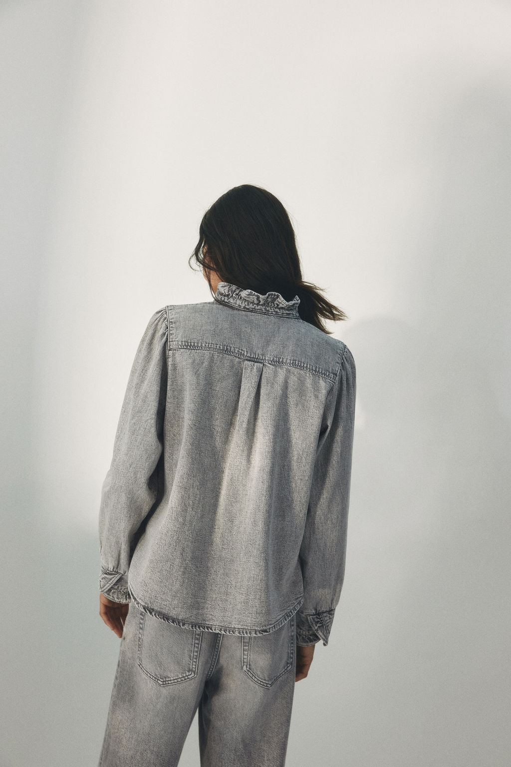 Blusa denim con ribetes de volante - H&m фото 5
