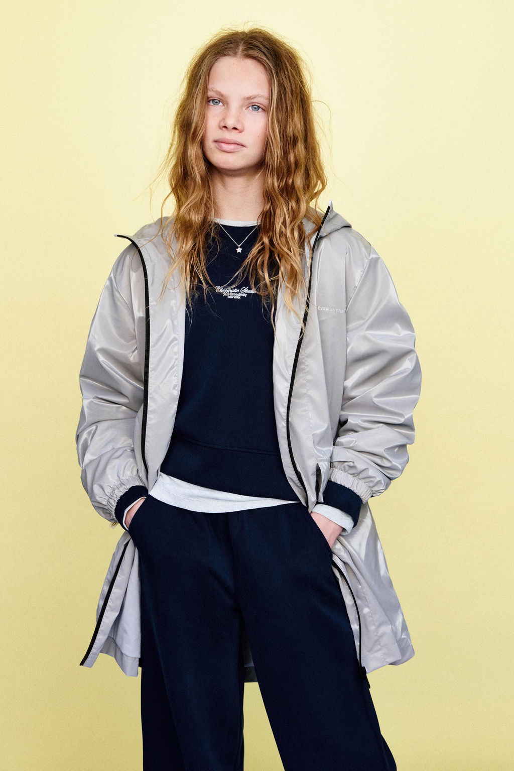 CAZADORA CAPUCHA ENGOMADA WATER REPELLENT / Plata