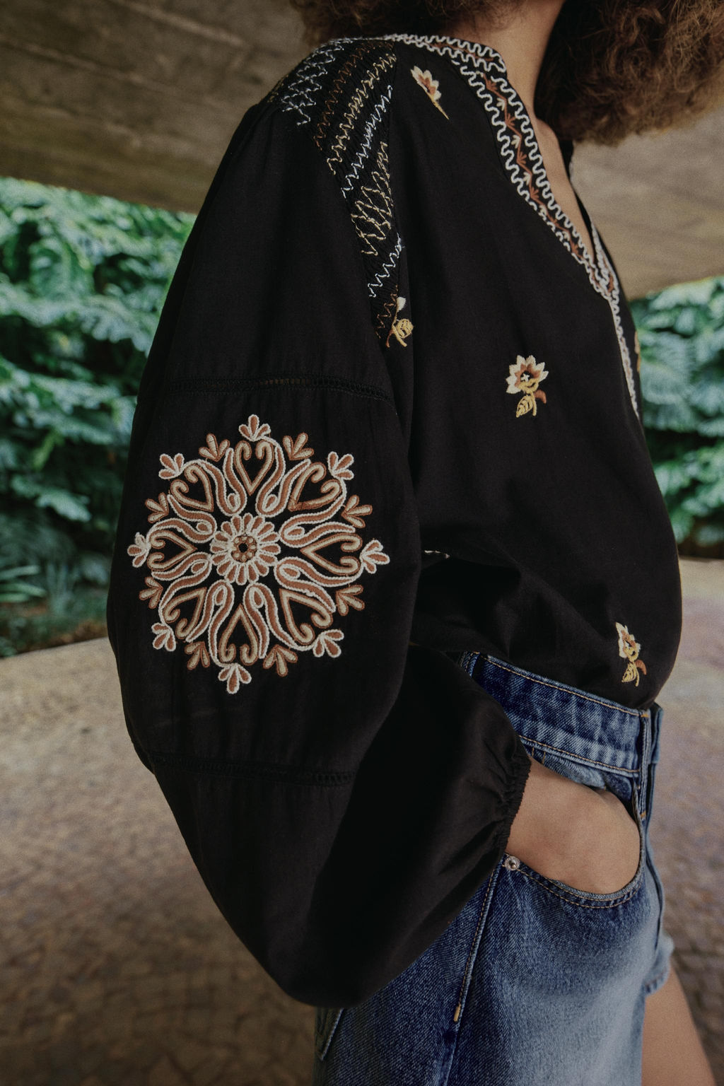 CAMISA BORDADOS FLORES / Negro - Zara фото 4