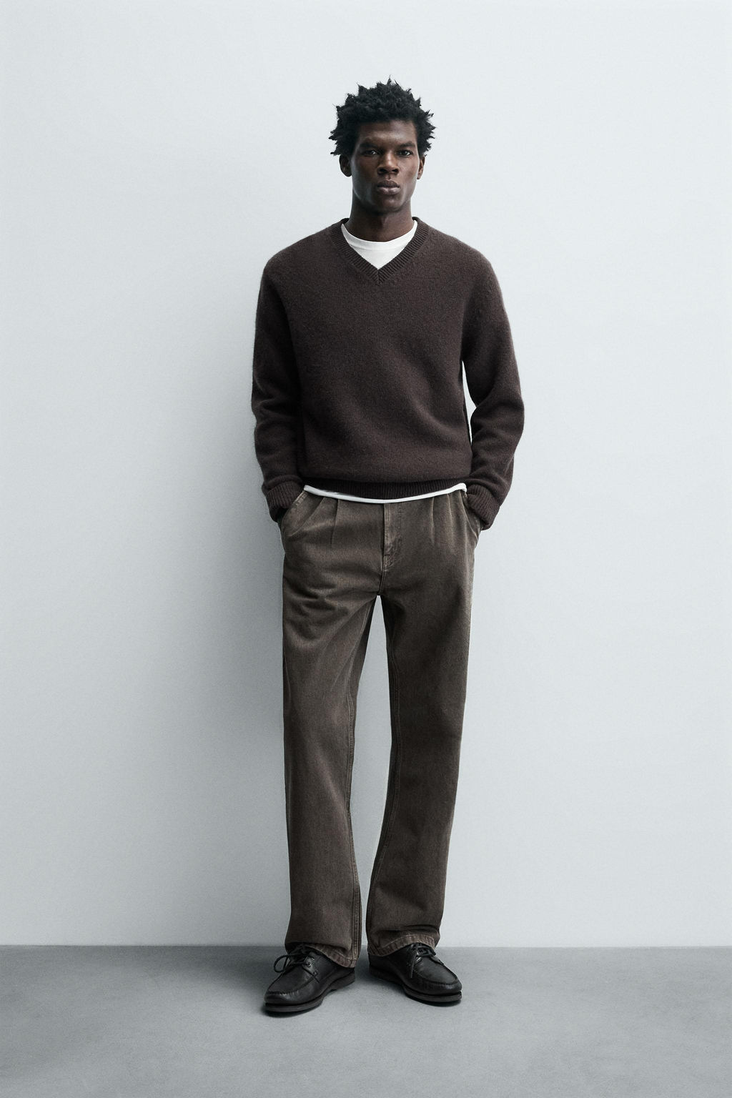 STRAIGHT FIT PLEATED JEANS