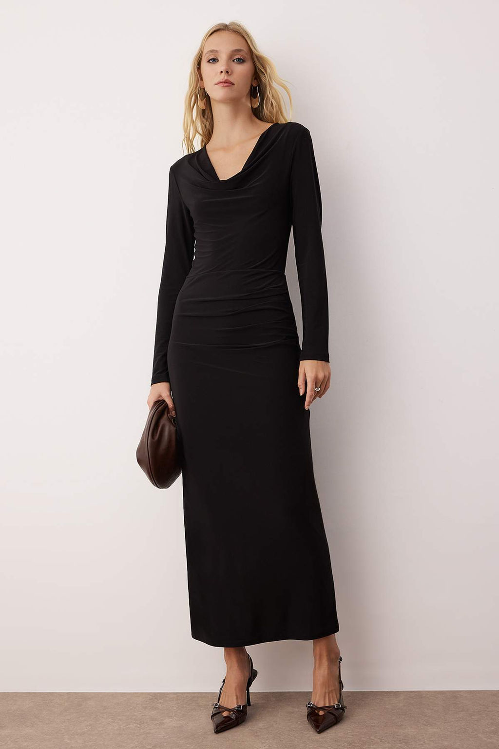 Siyah Duz Buzgulu Kay?k Yaka Astarl? Bodycone/Vucuda Oturan Maxi Orme Elbise TWOAW26EL00063
