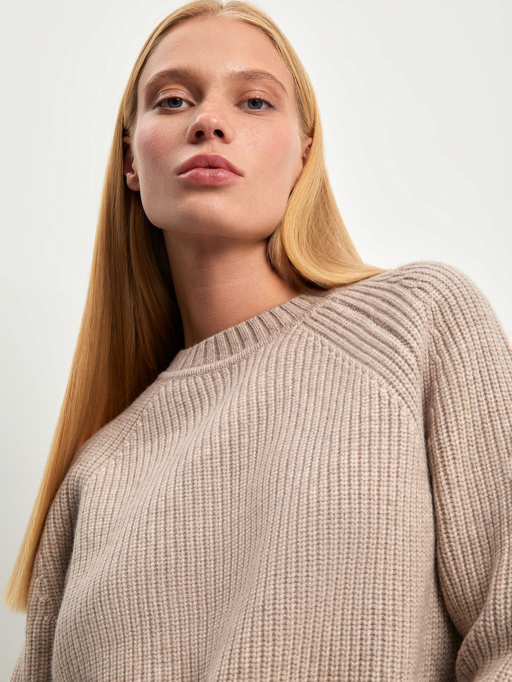 Джемпер с разрезами по бокам B2890/cammello - Emka фото 9