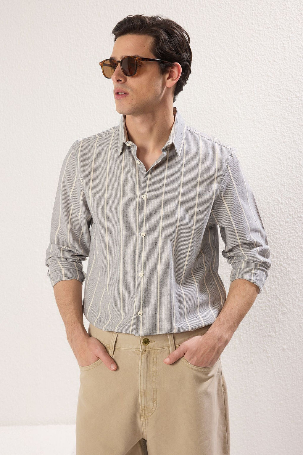 TRENDYOL MAN Bej Lacivert Cizgili Regular Fit Keten Gorunumlu Gomlek TMNSS25GO00037