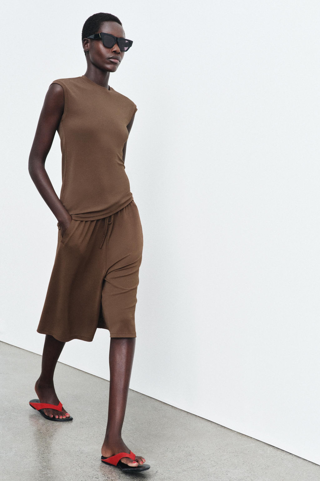 ASYMMETRIC SLEEVELESS T-SHIRT - Zara фото 8