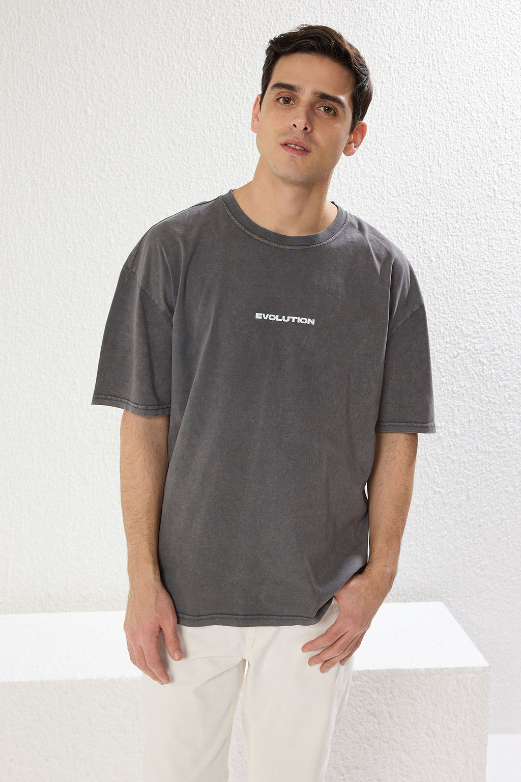 Trendyolmilla Man Antrasit Unisex Oversize/Genis Kesim Soluk Efekt Kelebek Bask?l? %100 Pamuk T-Shirt TMNSS25TS00013  фото 2