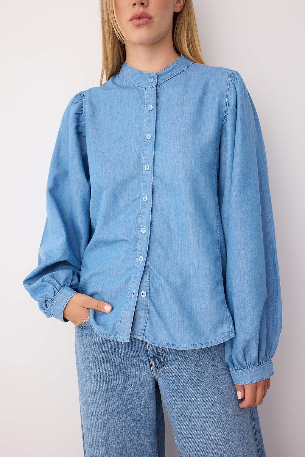 Ac?k Mavi Balon Kol Detayl? Denim Gomlek TWOAW26GO00000 - Trendyolmilla фото 3