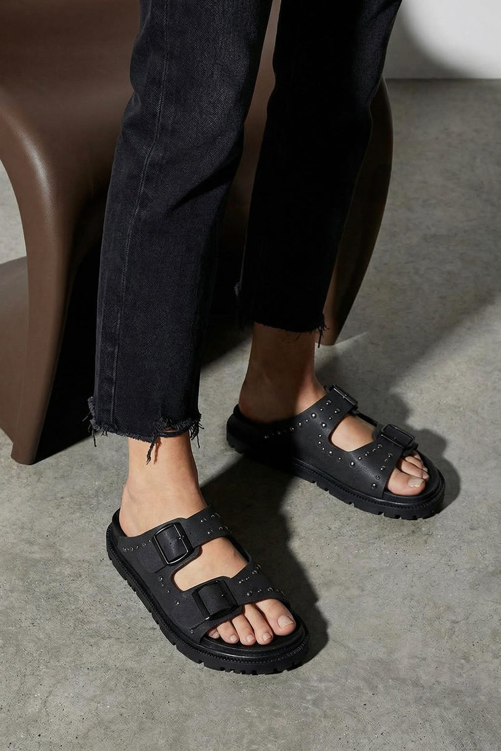 Trendyol Shoes Siyah Rivetli Cift Tokal? Duz Kad?n Terlik TAKSS25TE00004 - Trendyolmilla фото 12
