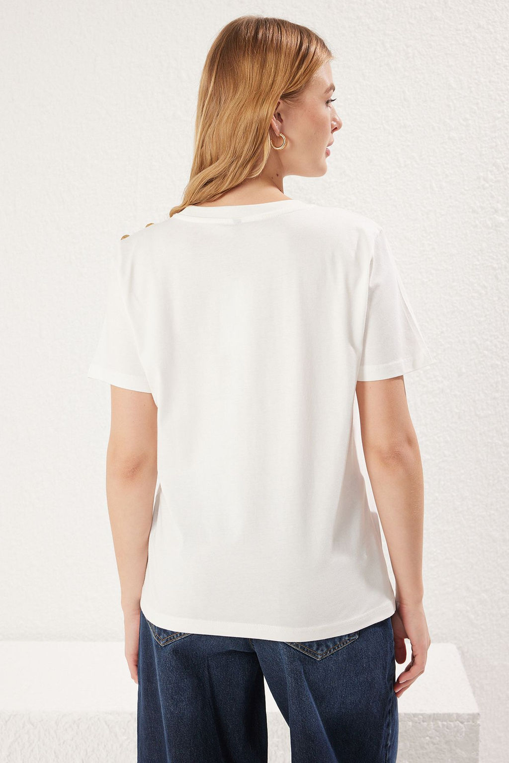 Ekru %100 Pamuk Gold Dugme Detayl? Regular/Normal Kesim Orme T-Shirt TWOSS25TS00039