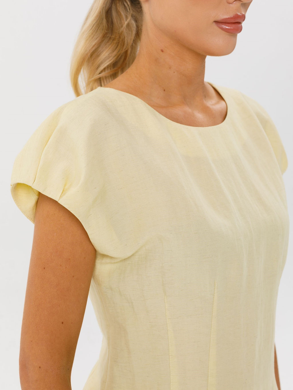 Блузка со спущенным плечом