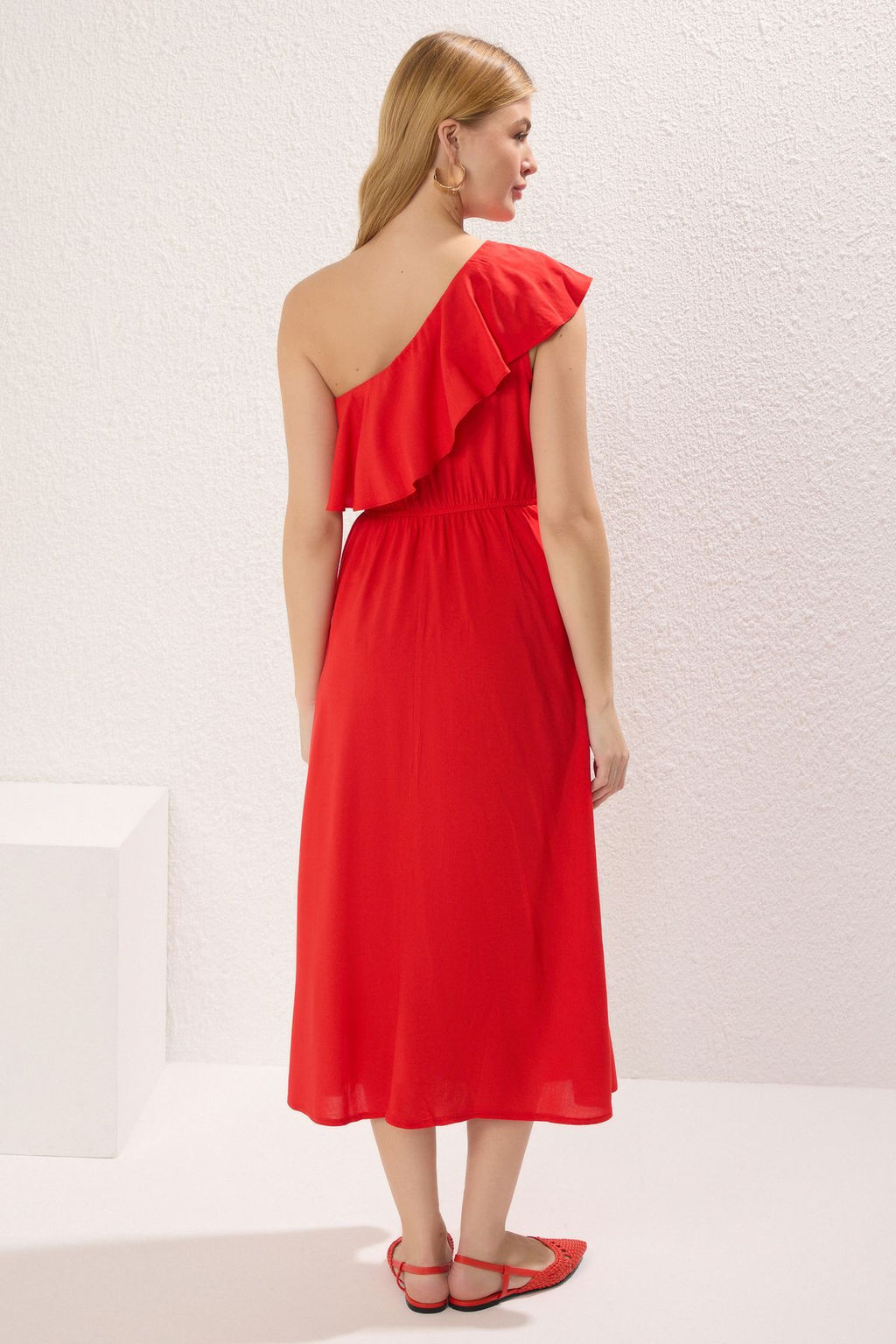 TRENDYOLMILLA Indigo Cicekli Etegi Belden Ac?lan Asimetrik Yaka Midi Dokuma Elbise TWOSS25EL00283  фото 5