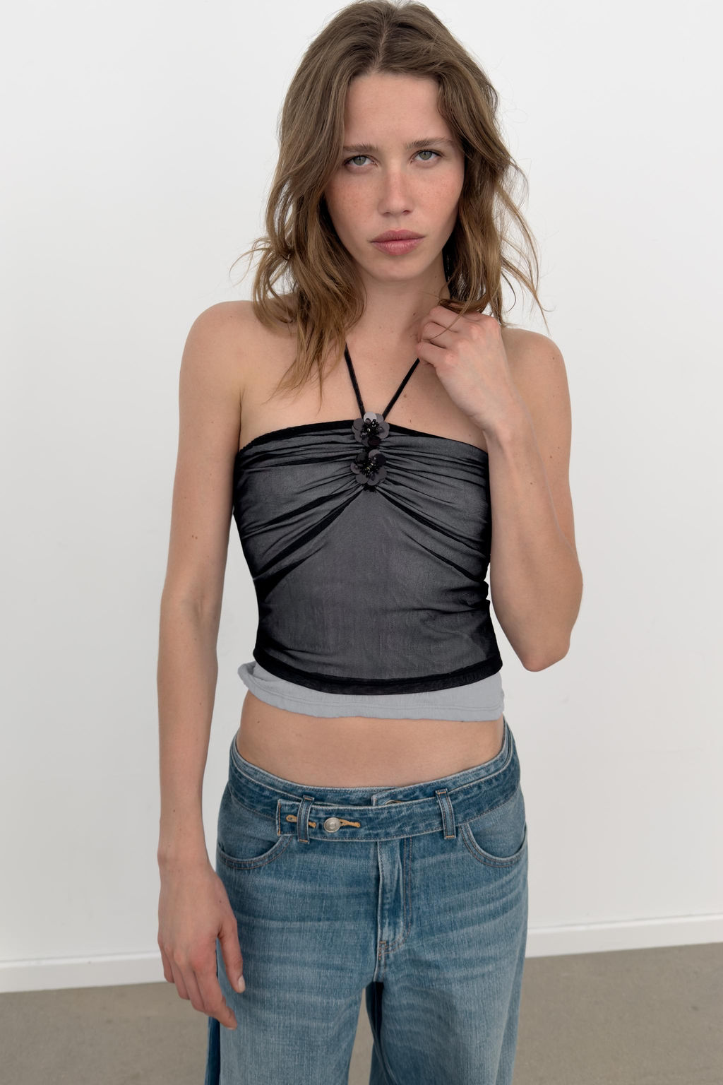 TOP HALTER TUL FLOR / Negro