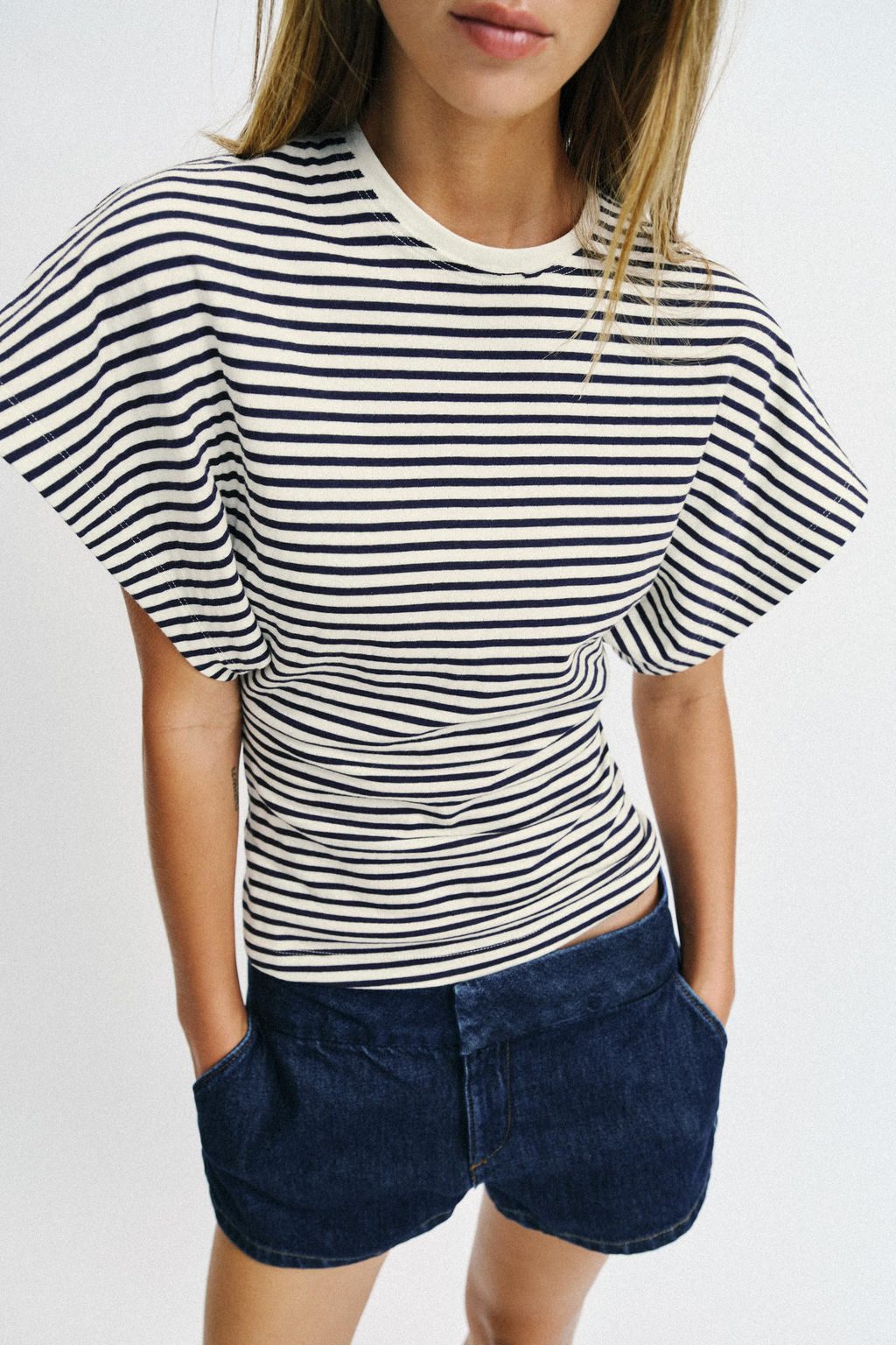 CAMISETA ENTALLADA RAYAS / Rayas