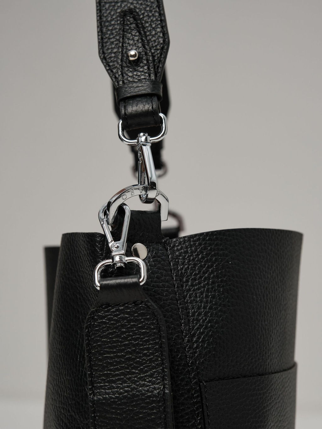 Сумка кожаная на плечо Azaro 30868 черный