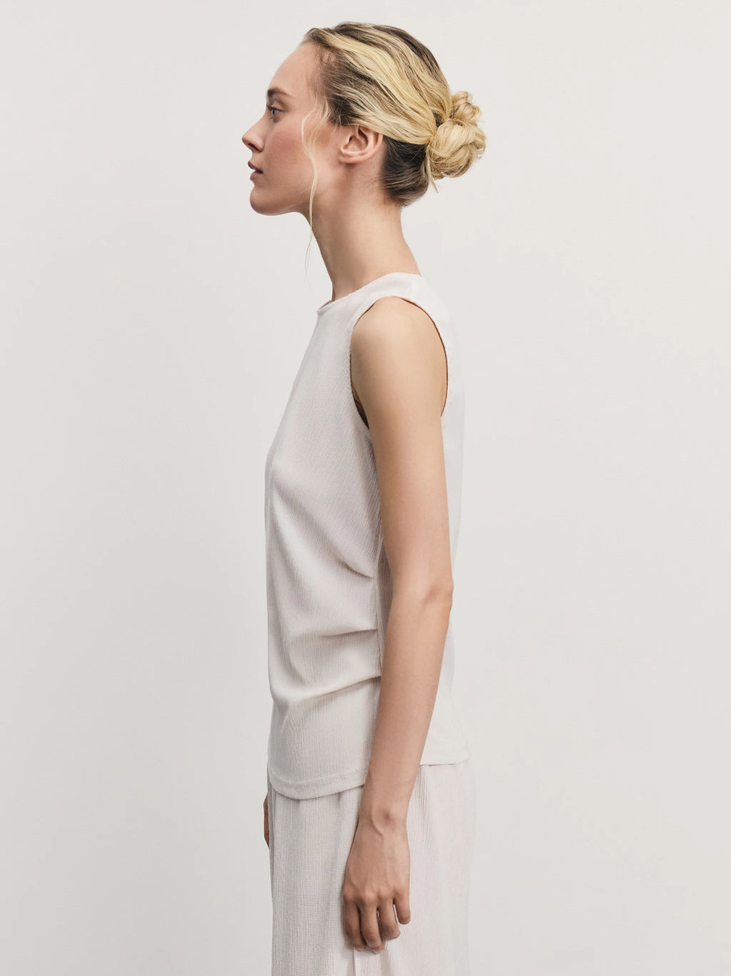 Топ из фактурной ткани с декоративной сборкой / Zarina  фото 4