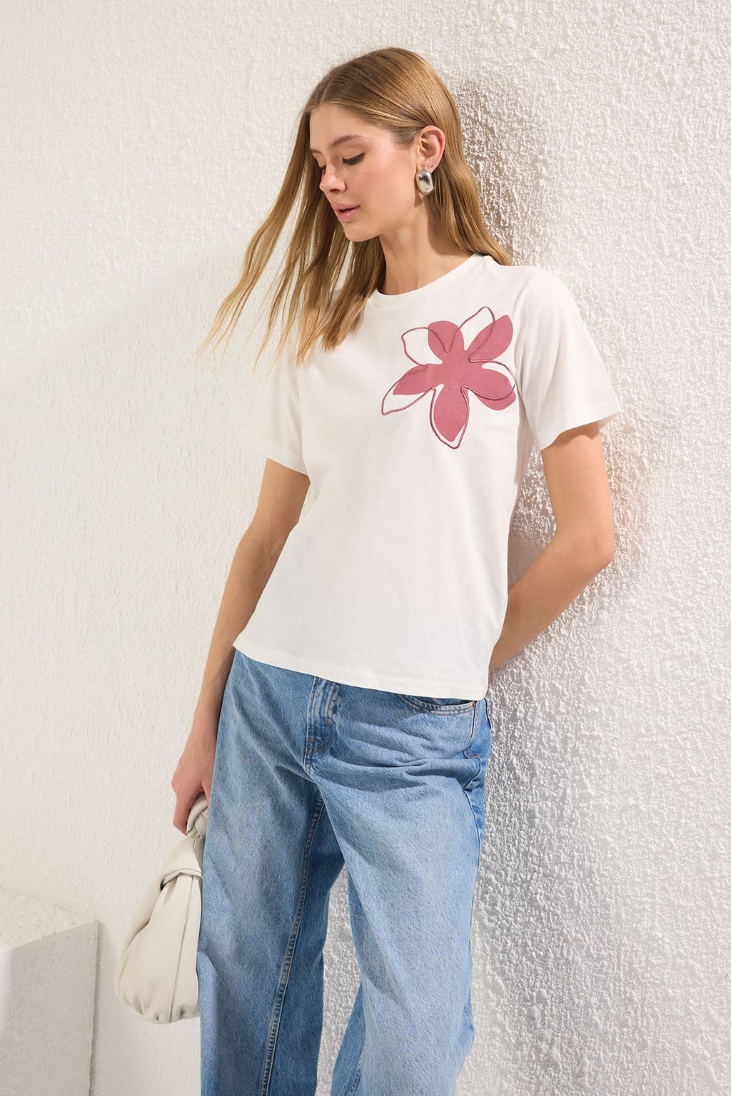 TRENDYOLMILLA Ekru Cicek Nak?sl? Regular/Normal Kal?p Orme T-Shirt TWOSS25TS00157