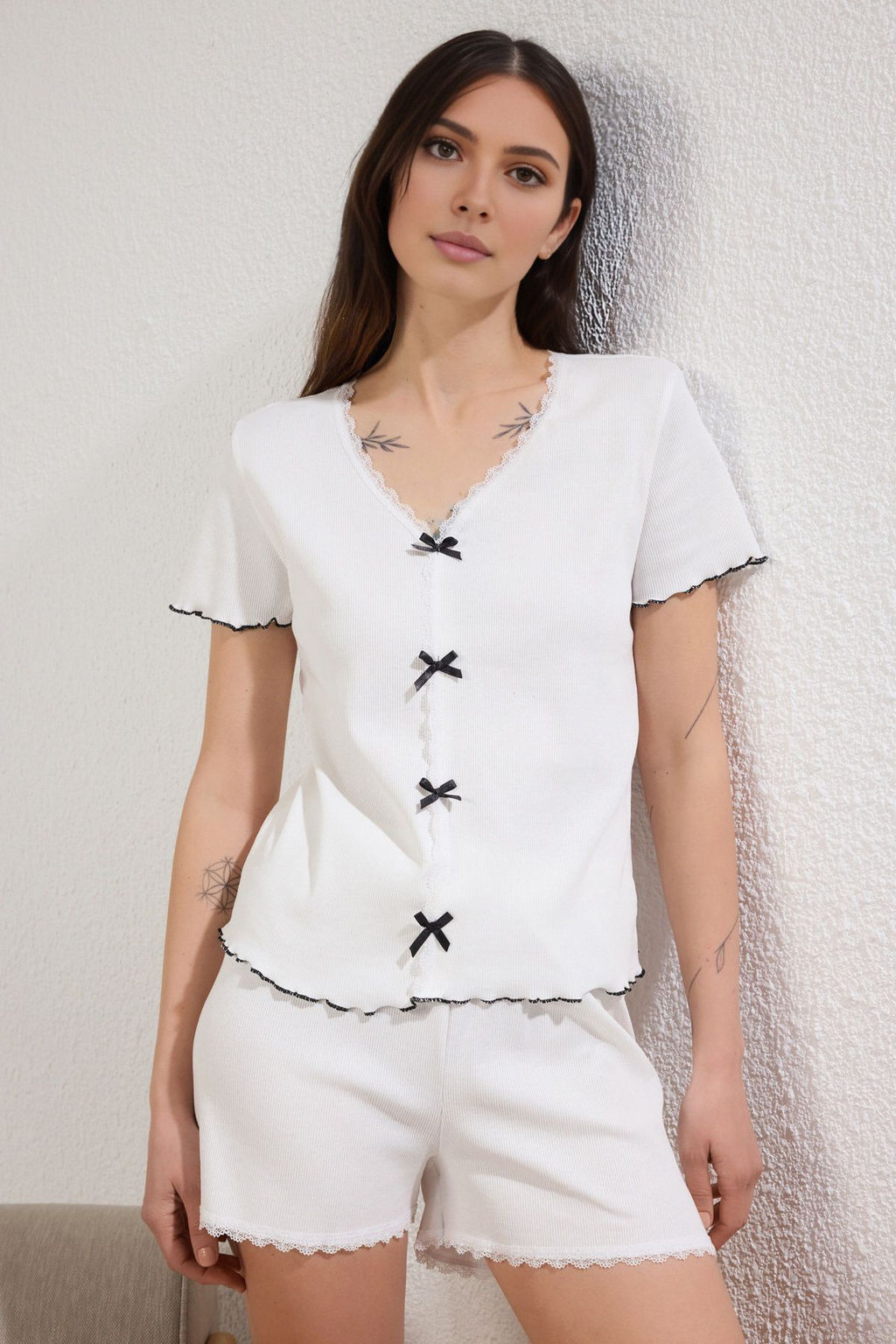 Trendyolmilla Beyaz Pamuklu Kurdele/Fiyonklu ve Dantelli Fitilli Sortlu Orme Pijama Tak?m? THMSS25PT00290 фото 3