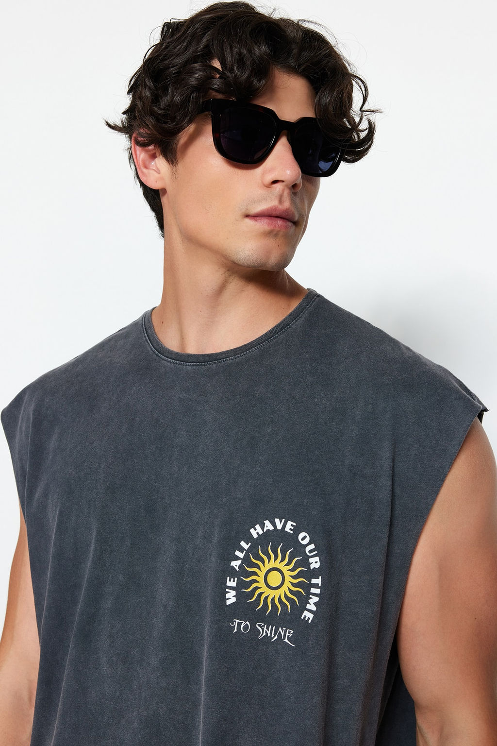 TRENDYOL MAN Gul Kurusu Oversize/Genis Kesim Soluk Efektli Yaz? Bask? %100 Pamuk T-Shirt/Atlet TMNSS23AL00009