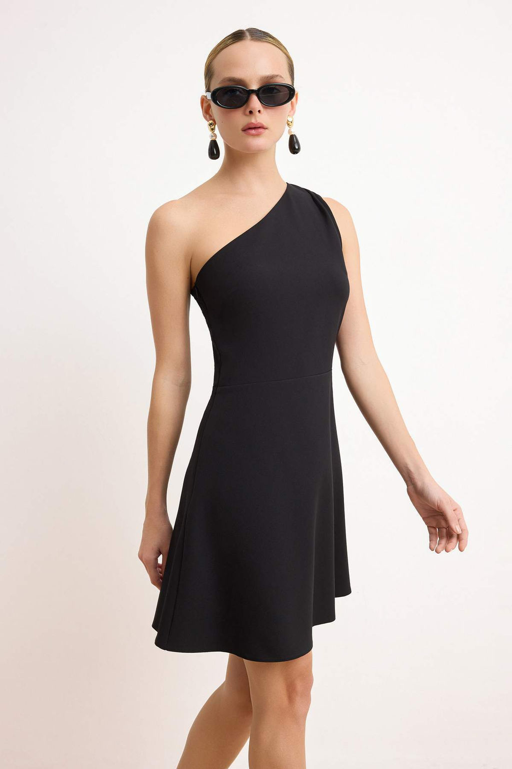 Siyah Tek Kol Etegi Belden Ac?lan K?sa / Mini Esnek Dokuma Elbise TWOSS26EL00290