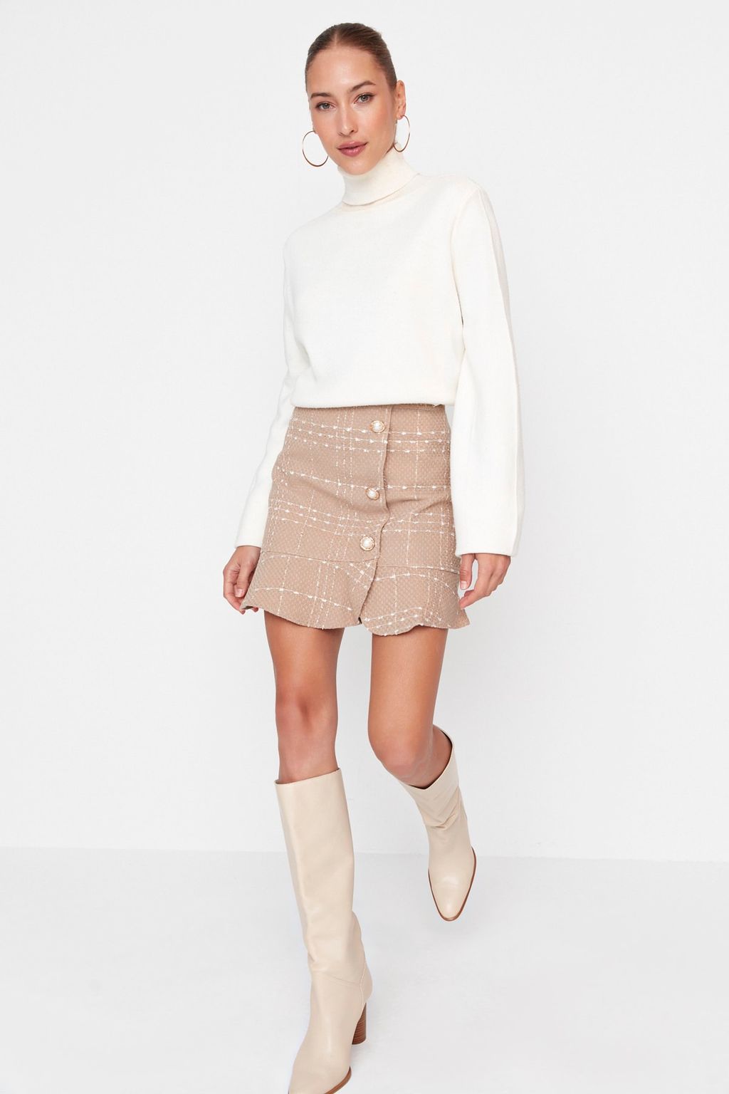 TRENDYOLMILLA Siyah Dugmeli Tuvit Kumas Etek Ucu Volanl? Mini Dokuma Etek TWOAW22ET0155