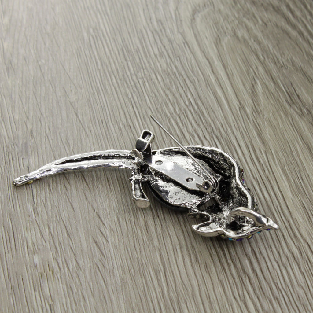 Брошь "Попугай на ветке" со вставкой из гелиотиса